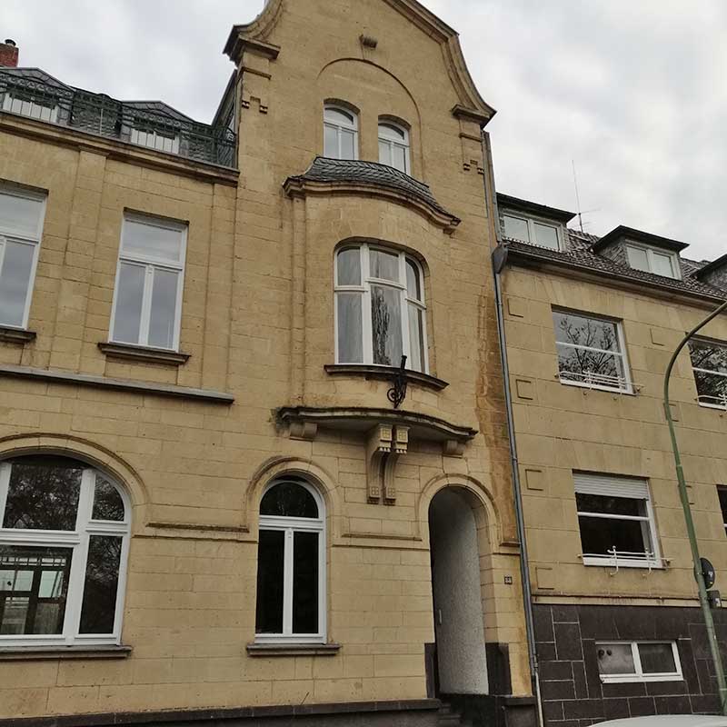 Hausfassade mit gebogenem Fensterglas Hausfassade mit gebogenem Fensterglas